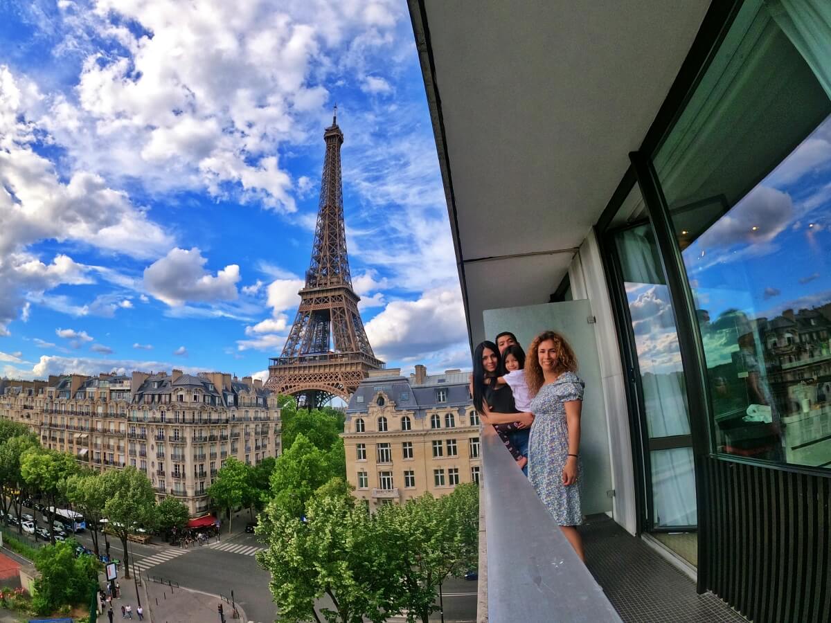 Al pie de la Torre Eiffel, este hotel ofrece una de las vistas más increíbles de París