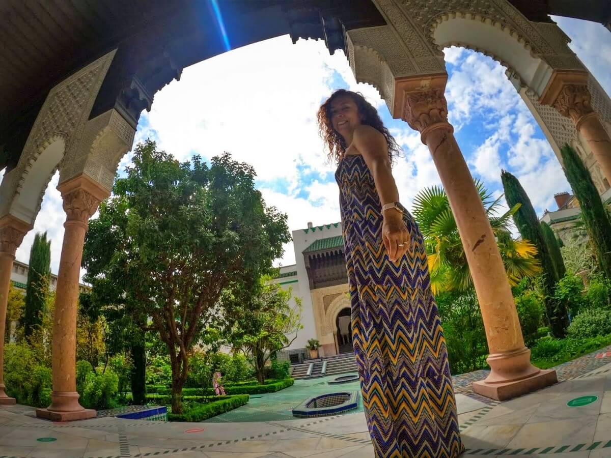 Visita la gran mezquita de París y su jardín.