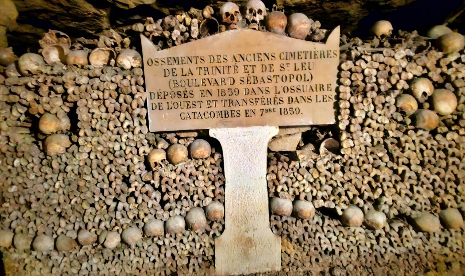 La historia de las catacumbas de París.