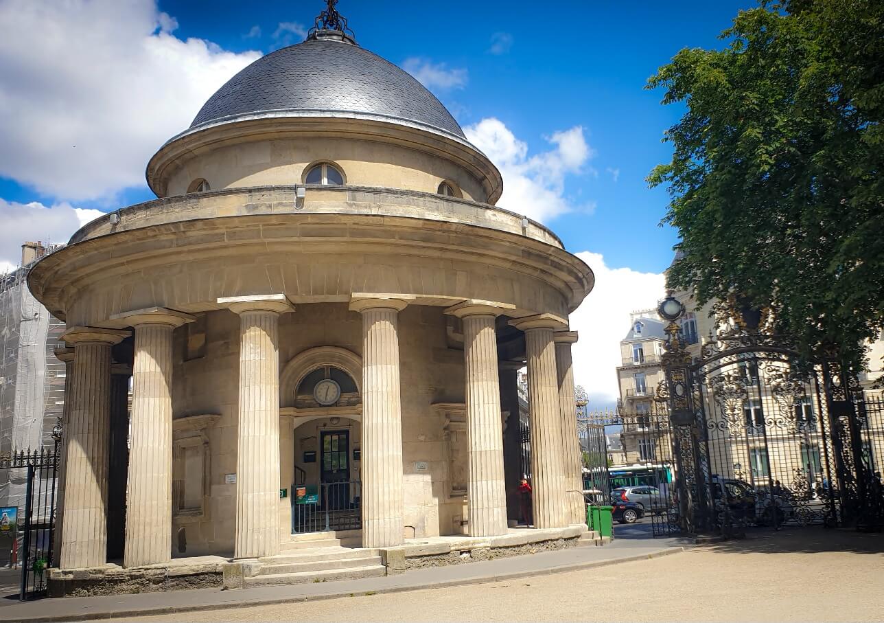 Descubre los tesoros del Parque Monceau y disfruta de un paseo inolvidable por este hermoso lugar en París.